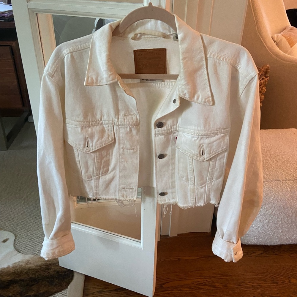 Levi’s white cropped denim jacket in size large!